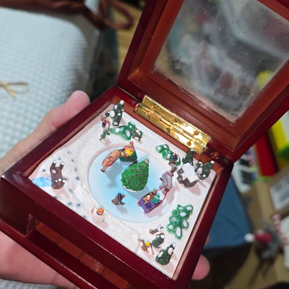 MR CHRISTMAS MUSIC POND SLEIGH SPINING MUSIC BOX - Picture 2 of 4